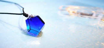 Dream Prism ～ 永遠に ～ 「ペンタゴナルダハプリズム」というカメラ内部に使用されるレンズをモチーフに制作したペンダントです。 ラフォルム ガラスジュエリー ガラスアクセサリー