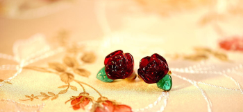 Fortune fairy ～ 幸運の薔薇 ～ 左右セット。手作業での制作の為、左右それぞれに個性があります。 ラフォルム ガラスジュエリー ガラスアクセサリー