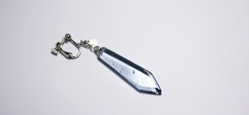 Sophisticated sword / イヤリング 剣のようなスタイリッシュなフォルムの片耳用イヤリング。 ラフォルム ガラスジュエリー ガラスアクセサリー