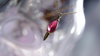 ラフォルム ガラスジュエリー ガラスアクセサリー Charming Pendulum ～ Rose Pink ～ 「天空のエスカフローネ」というアニメに登場する、主人公のキャラクターが使用しているペンデュラムをアレンジしてお作りしたコラボレーション…