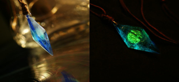 Dreamblue ～ Relativity galaxy ～ 惑星部分はグリーン、周りの宇宙はターコイズブルーに光ります。 ラフォルム ガラスジュエリー ガラスアクセサリー
