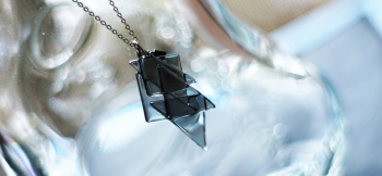 ラフォルム ガラスジュエリー ガラスアクセサリー Fractal triangle ～ Dusk sky ～ チャコールグレーをベースにしたシックな色味と、三角形をいくつも組み合わせたオリジナルペンダント。透明感のある三角形をモチーフにしていますの…