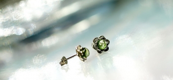ラフォルム ガラスジュエリー ガラスアクセサリー Gentle small flowers 丸い花びらの可愛らしい小花を象った、小振りの花のピアスです。ネコちゃんの瞳の色をイメージした中央部分の小さなガラストップ部分には、「思い出の大切なもの」を封…