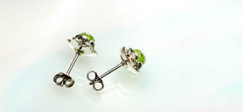 Gentle small flowers 小振りのガラストップ部分は、グリーン系の色合いをクリアーで包み込んでいます。 ラフォルム ガラスジュエリー ガラスアクセサリー