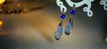 ラフォルム ガラスジュエリー ガラスアクセサリー Lavender waterdrops 紫外線の強さで色合いを変化させるラベンダーカラーのシンプルなしずくタイプ。球体ビーズと組み合わせた素敵な両耳用ピアスが完成いたしました。様々なシーンでぜひお楽…