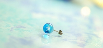 ラフォルム ガラスジュエリー ガラスアクセサリー Aqua planet 爽やかで美しい星、地球のような球体の片耳用ピアスです。透明感があり優しいラメの輝きも素敵です。内部には「思い出の大切なもの」を封入加工しています。いつまでもいつまでも大切な存…