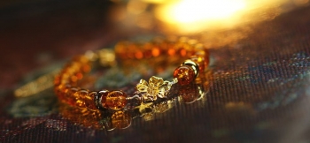 ラフォルム ガラスジュエリー ガラスアクセサリー ビーズブレスレット / 金華 肌を美しく見せてくれる金色オレンジは、手首も綺麗に見せてくれそうです。
ベースのボヘミアンガラス素材のクラッキングビーズは、光を透過したり反射してとても美しく輝きます…