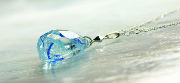 Ice heaven 氷の結晶のようなカットを施したペンダントです。 ラフォルム ガラスジュエリー ガラスアクセサリー