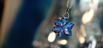 ラフォルム ガラスジュエリー ガラスアクセサリー 彩虹の花 ～ 可憐 ～ 天に架かる清らかな虹を映して咲く神秘の花。小ぶりサイズの中に美しい煌きを閉じ込めています。美しさと存在感あふれる世界にひとつのペンダント。6枚の花びらを持つ雪の結晶のようなガ…