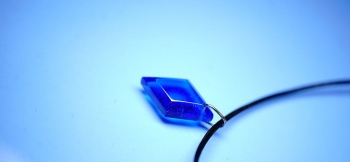 ラフォルム ガラスジュエリー ガラスアクセサリー 真実の青 ～ Luminous diamond ～ シンプルで美しい「トゥルーブルー」の色合い。シャープなひし形ペンダントが完成いたしました。暗闇ではブルーの神秘的な光を放ちます。細身の本牛革丸コー…
