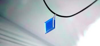 真実の青 ～ Luminous diamond ～ シンプルなひし形ペンダント。 ラフォルム ガラスジュエリー ガラスアクセサリー