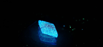 真実の青 ～ Luminous diamond ～ 暗闇での神秘的な光をお楽しみください。 ラフォルム ガラスジュエリー ガラスアクセサリー