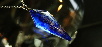 ラフォルム ガラスジュエリー ガラスアクセサリー Blue galaxy ～ 輝く笑顔で ～ 爽やかな色合いのコバルトブルーをベースにした、細身の変形ひし形タイプです。内部には、美しいゴールドやレインボーのラメを施しました。光に当たりますと一層美し…
