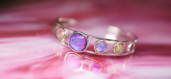 ティアラ風バングル ～ Shion bright jewel ～ それぞれ、煌きやサイズが異なる美しいルースを制作いたしました。 ラフォルム ガラスジュエリー ガラスアクセサリー