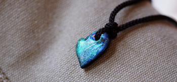 Breathtaking sparkling love 美しい翡翠のような煌きが印象的な不定形ハート型ペンダント。 ラフォルム ガラスジュエリー ガラスアクセサリー