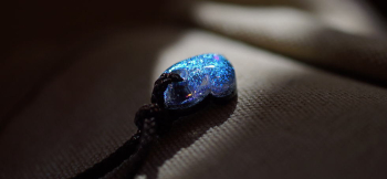 Breathtaking sparkling love 見る角度や光の当たり方で表情を変えます。 ラフォルム ガラスジュエリー ガラスアクセサリー