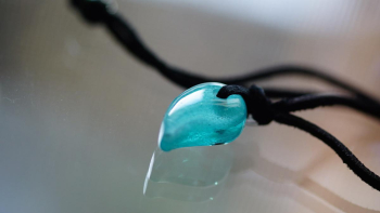勾玉 ～ 水宝玉の海 ～ アクアブルーが美しい逸品。 ラフォルム ガラスジュエリー ガラスアクセサリー