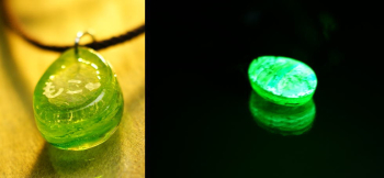 草原を駆け巡る思い出 裏面の彫刻と神秘的な蓄光の光。 ラフォルム ガラスジュエリー ガラスアクセサリー