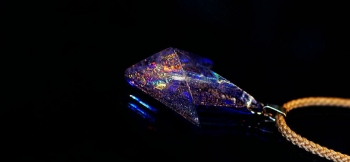 ラフォルム ガラスジュエリー ガラスアクセサリー Arrow mystic cosmic ～ 宇宙を翔ける流星群 ～ 時空を超えて翔ける流星群を表現したスピード感のある美しいペンダントに仕上がりました。
フォルムは矢のようなシャープなフォルムで、…