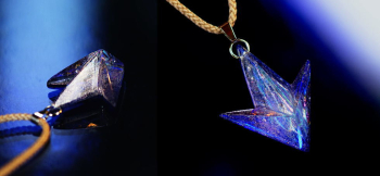 Arrow mystic cosmic ～ 宇宙を翔ける流星群 ～ ピラミッドを組み合わせた五面体のような複雑なフォルム。 ラフォルム ガラスジュエリー ガラスアクセサリー