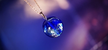 ラフォルム ガラスジュエリー ガラスアクセサリー 彩雲の煌く宙 幻想的な大気圏に虹色の高層雲が煌く。そんなイメージの美しいドーム型ペンダントが完成いたしました。夜空のようなコバルトブルーをベースに、表裏面にラメを施しております。厚みを持たせたふっく…