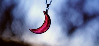 ラフォルム ガラスジュエリー ガラスアクセサリー Bordeaux wine moon ワインレッドに染まる三日月タイプペンダントが完成いたしました。単色のライトピンクをベースにしたシンプルで美しく、また上品な仕上がりの逸品です。