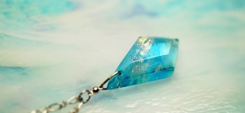 ラフォルム ガラスジュエリー ガラスアクセサリー Time flow diamond 透明感のある神秘的なブルー。美しい煌きを大胆なマーブル模様で再現しています。シャープな変形ひし形のフォルムが美しい世界にひとつのオリジナルペンダントに仕上がりまし…