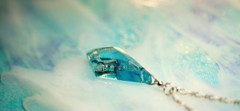 Time flow diamond 見る角度や光の当たり方で表情を変えます。 ラフォルム ガラスジュエリー ガラスアクセサリー