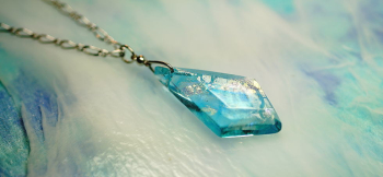 Time flow diamond 透明感のある美しいひし形ペンダント。 ラフォルム ガラスジュエリー ガラスアクセサリー