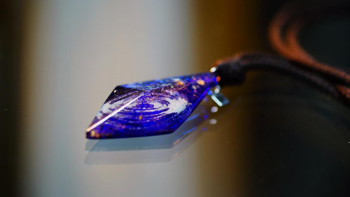 銀河百花繚乱 ～ Supergiant galaxy ～ 厚みを抑えた、スタイリッシュなフォルムです。 ラフォルム ガラスジュエリー ガラスアクセサリー