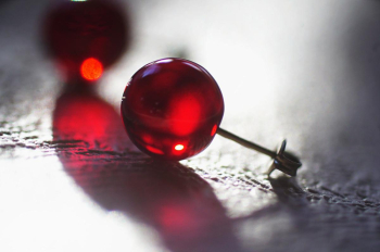Red Memories ～ 永遠の輪 ～ 還暦のお祝いに、心温まる贈り物としてお作りした特別なオーダーメイドピアス(左右セット)。 ラフォルム ガラスジュエリー ガラスアクセサリー