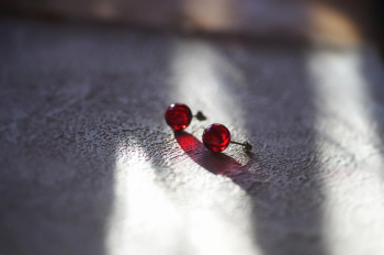 Red Memories ～ 永遠の輪 ～ レッドの色味が印象的な球体フォルム。 ラフォルム ガラスジュエリー ガラスアクセサリー