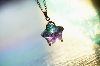 Celestial Radiance ～ 星の煌き ～ 光の角度により、ペンダントの美しいグラデーションと煌きがさらに強調され、星の形が立体的に浮かび上がります。見る角度によって表情が変わり、まるで… ラフォルム ガラスジュエリー ガラスアクセサリー