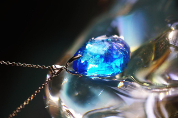 水の誕生 ～ 煌きの世界 ～ 光の加減で立体感が増し、どこから見ても美しく、見る者を引き込む魅力的なフォルムが際立っています。水のように柔らかくも力強い輝きです。 ラフォルム ガラスジュエリー ガラスアクセサリー
