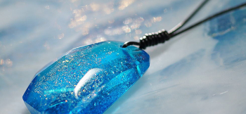 MIRACLE AQUA CRYSTAL 表面のランダムで大胆なカットとフォルム、そして内部の煌き。 ラフォルム ガラスジュエリー ガラスアクセサリー