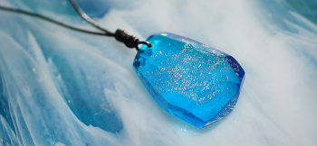 MIRACLE AQUA CRYSTAL 淡いアクアブルー系の色合い。 ラフォルム ガラスジュエリー ガラスアクセサリー