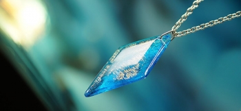 ラフォルム ガラスジュエリー ガラスアクセサリー Healing blue ～ 湖面の煌き ～ 静かな湖面に降り注ぐ光が反射して漣のように煌いた瞬間を表現した、透明感のある美しいペンダントです。ターコイズブルーをベースに、少し上下の比率が異なる下方…