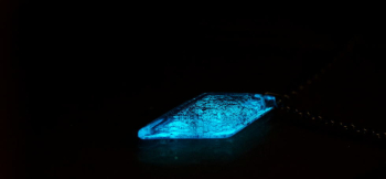 Healing blue ~ 湖面の煌き ~ 暗闇ではブルーの光を放ちます。 ラフォルム ガラスジュエリー ガラスアクセサリー