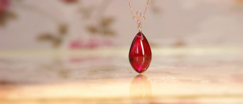 氷の薔薇 ～ Charming ruby ～ 蕾のような可愛らしいデザインと色あいです。 ラフォルム ガラスジュエリー ガラスアクセサリー