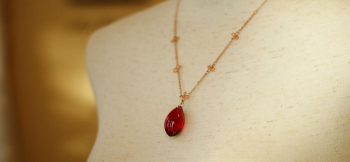 氷の薔薇 ～ Charming ruby ～ 可愛らしいピンクゴールド色のチェーン♪ ラフォルム ガラスジュエリー ガラスアクセサリー