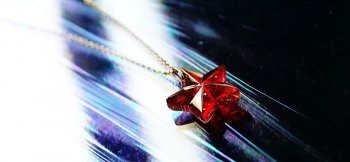 ラフォルム ガラスジュエリー ガラスアクセサリー Pentagram ～ 夢魔術の五芒星 ～ 深いシャープなカットを施した五芒星(五角星)タイプの存在感のある素敵なペンダントです。内部のゴールドラメや金箔とともに、立体的なカット面に光が反射して煌き…
