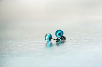 海の煌き ～ 光のしずく ～ チタン製の金具が、耳に優しくフィットし、長時間でも快適に着けていられます。ラメの輝きとターコイズブルーの深さが絶妙に調和しています。 ラフォルム ガラスジュエリー ガラスアクセサリー