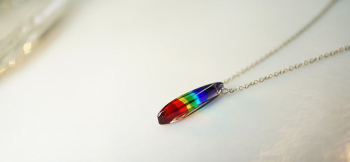 Rainbow Essence 細身のドロップタイプペンダント。 ラフォルム ガラスジュエリー ガラスアクセサリー