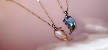 希望の翼 ～ Gleaming dream ～ 左右対称に向かい合ったデザインの『希望の翼 ～ Gleaming gentleness ～』と共にぜひお楽しみください♪ ラフォルム ガラスジュエリー ガラスアクセサリー