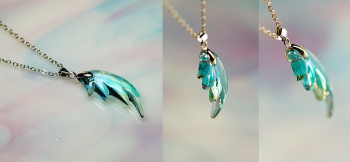 希望の翼 ～ Gleaming gentleness ～ 立体的な深いカットを施して羽を表現しています。 ラフォルム ガラスジュエリー ガラスアクセサリー