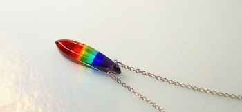 ラフォルム ガラスジュエリー ガラスアクセサリー Rainbow Essence 細身の可愛らしいドロップタイプのフォルム。虹色のレインボーカラーが可愛く胸元を彩ってくれそうなペンダントに仕上がりました。