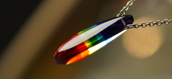 Rainbow Essence 胸元に虹色の彩を。 ラフォルム ガラスジュエリー ガラスアクセサリー