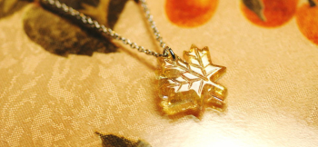 愛しきLeaf ～ 優しいこころ  ～ 可愛らしいメイプルリーフのフォルムです。 ラフォルム ガラスジュエリー ガラスアクセサリー