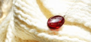 ラフォルム ガラスジュエリー ガラスアクセサリー Garnet planet シンプルな楕円形ドロップタイプでとても身に着け易いです。情熱的なガーネットレッドを使用しています。ガーネットレッドは、時には情熱的な濃い目のレッドの色合いに、また時にはチ…