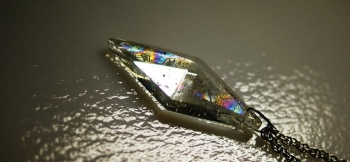 ラフォルム ガラスジュエリー ガラスアクセサリー Pure dream ～ Crystal pyramid ～ 一見するとシンプルで透明な五面体。時折魅せる美しく神秘的なレインボーラメの煌きに魅了されます。写真でお伝えできない様々な表情を、ぜひお手…